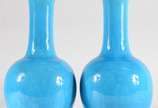 Par de vasos de porcelana chinesa azul turquesa... - Par de vasos de porcelana chinesa azul turquesa, marcas na base. Bocais fechados com metal.