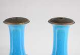 Par de vasos de porcelana chinesa azul turquesa... - Par de vasos de porcelana chinesa azul turquesa, marcas na base. Bocais fechados com metal.