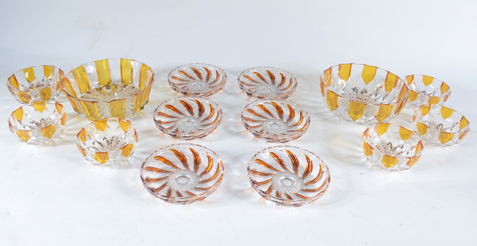 Diversas peças, sendo: duas saladeiras de cristal doublé âmbar; 6... - foto 1 de 4