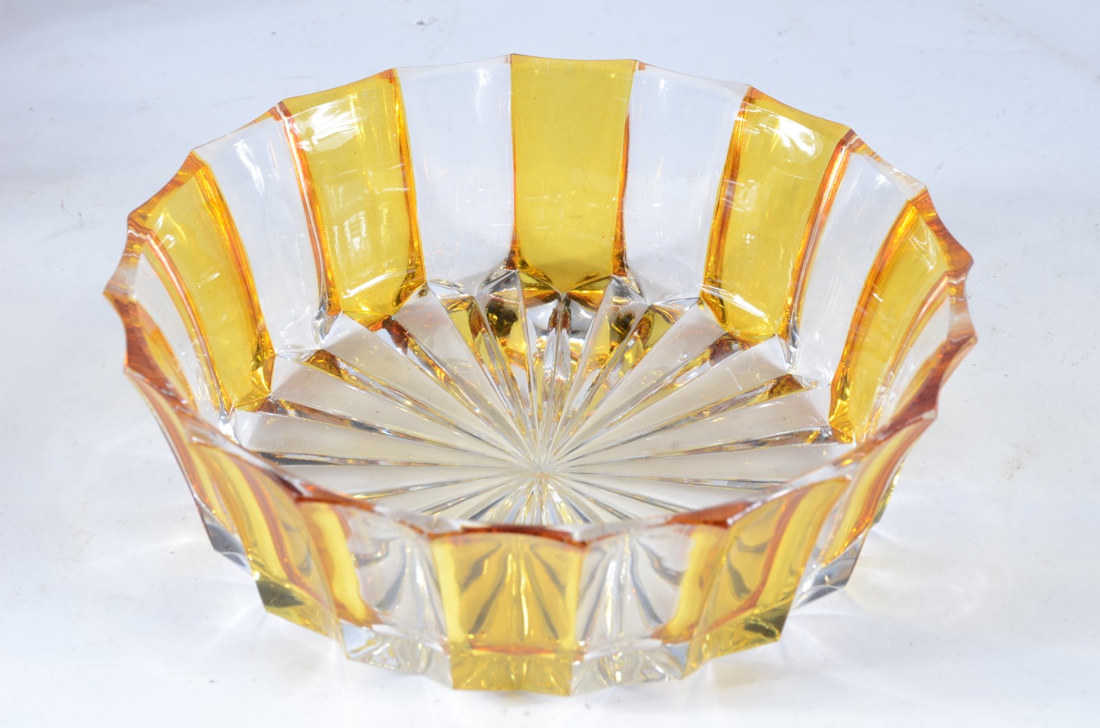 Diversas peças, sendo: duas saladeiras de cristal doublé âmbar; 6... - foto 2 de 4