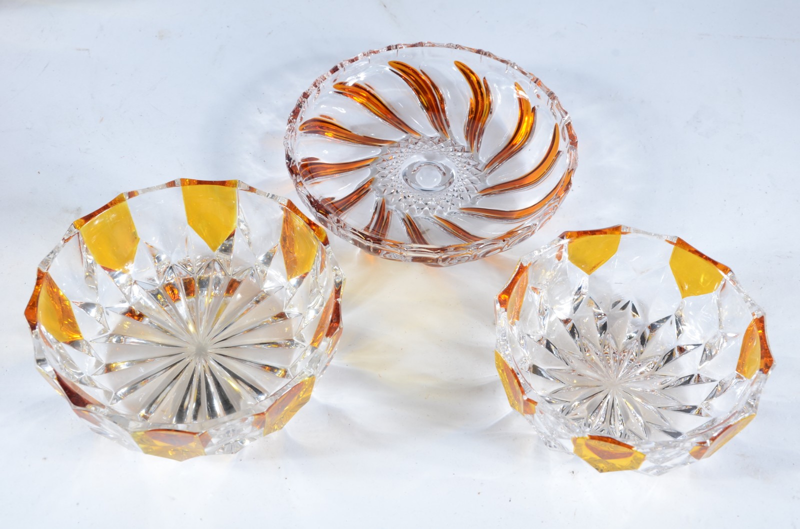 Diversas peças, sendo: duas saladeiras de cristal doublé âmbar; 6... - foto 3 de 4