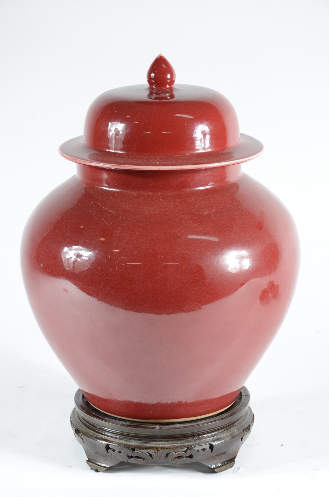 Potiche de porcelana chinesa "sangue de boi", base de madeira. - foto 1 de 4