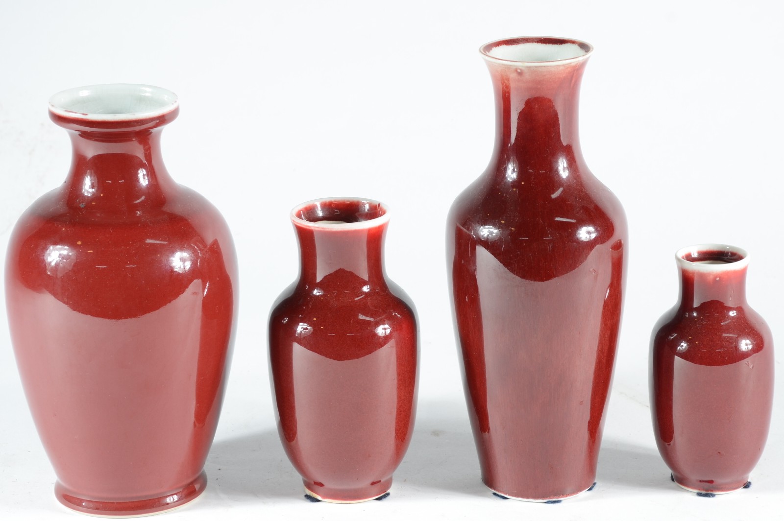 Quatro pequenos vasos de porcelana chinesa "sangue de boi". - foto 1 de 5