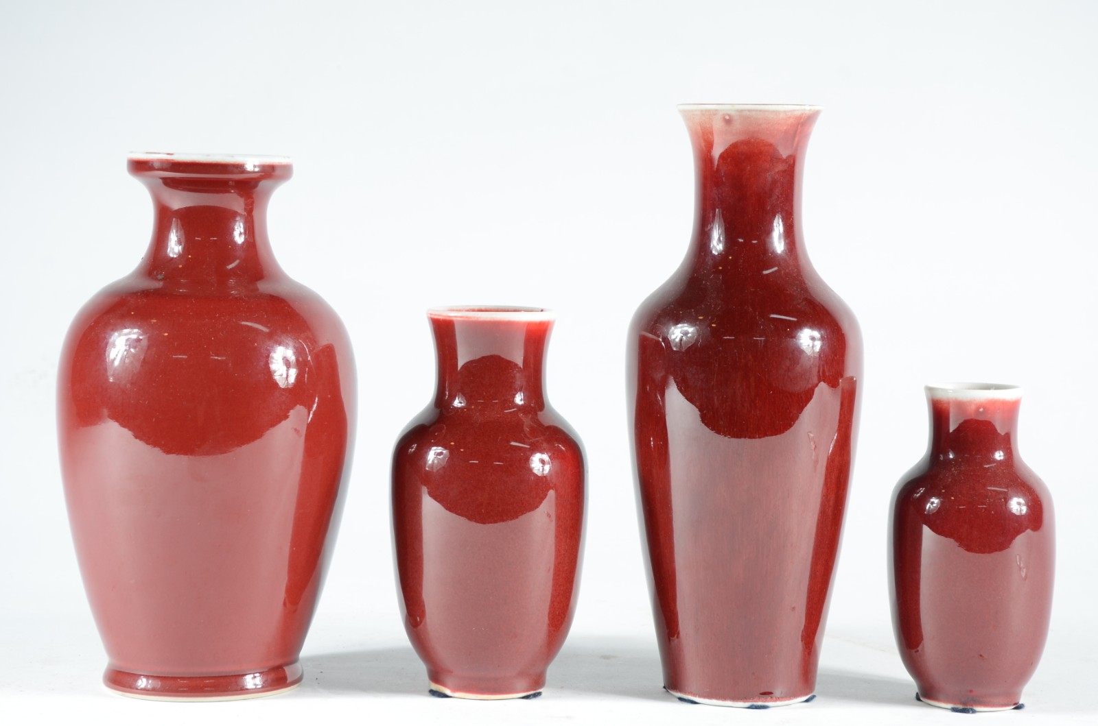 Quatro pequenos vasos de porcelana chinesa "sangue de boi". - foto 2 de 5