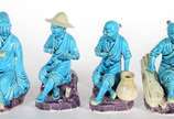 Quatro figuras típicas de porcelana oriental az... - Quatro figuras típicas de porcelana oriental azul turquesa. Um deles com cesto restaurado.