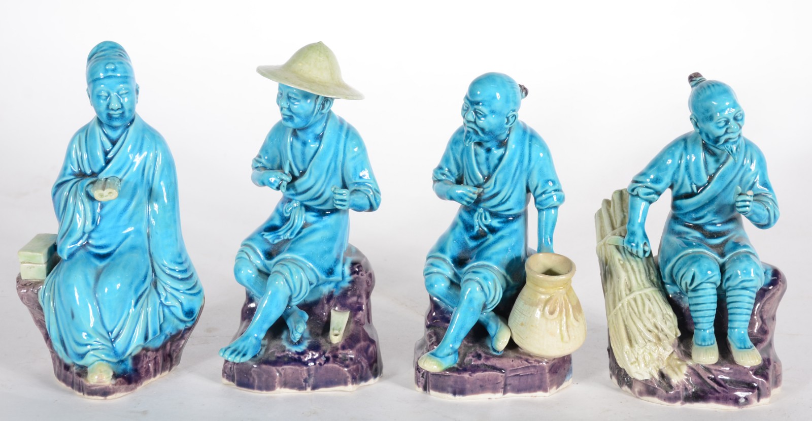 Quatro figuras típicas de porcelana oriental azul turquesa. Um deles... - foto 1 de 7