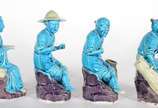 Quatro figuras típicas de porcelana oriental az... - Quatro figuras típicas de porcelana oriental azul turquesa. Um deles com cesto restaurado.