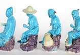 Quatro figuras típicas de porcelana oriental az... - Quatro figuras típicas de porcelana oriental azul turquesa. Um deles com cesto restaurado.