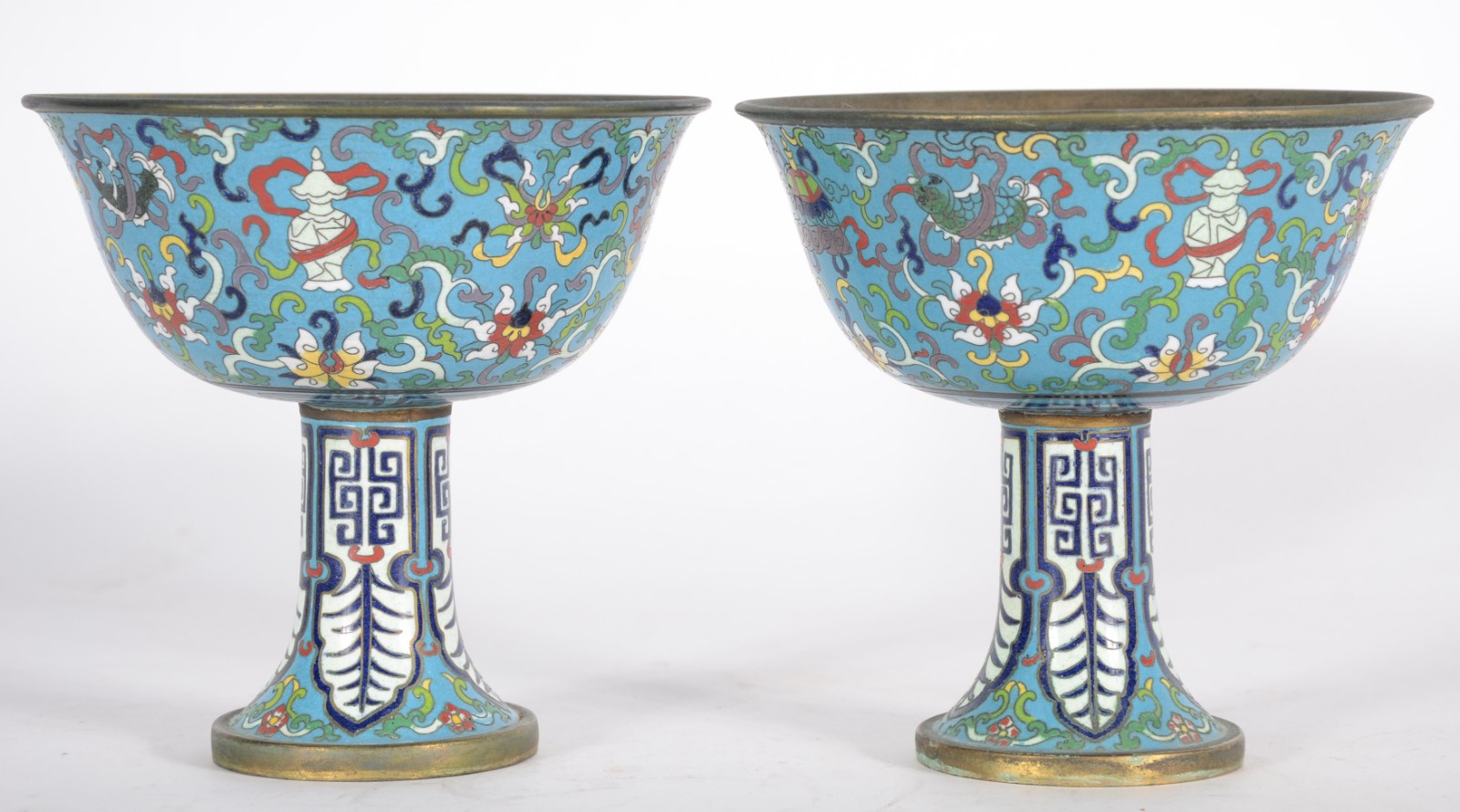Par de bowls chineses com pé alto, revestidos e ornados em policromia... - foto 1 de 4