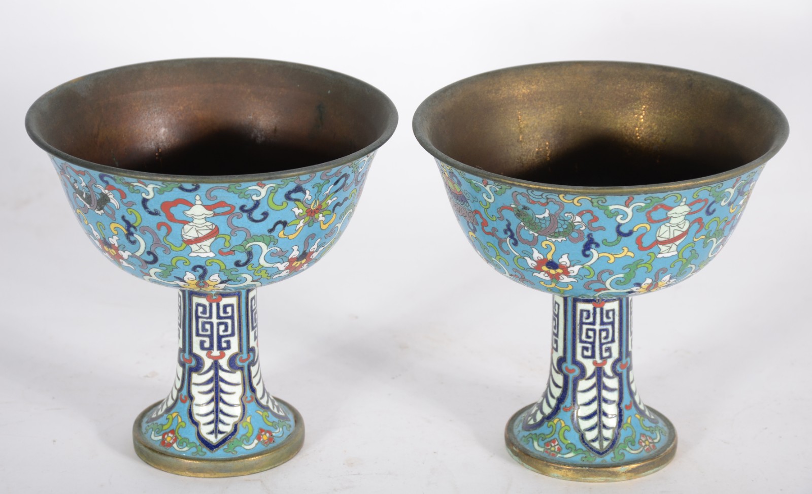 Par de bowls chineses com pé alto, revestidos e ornados em policromia... - foto 2 de 4