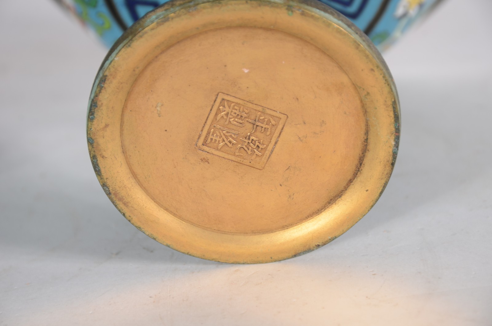 Par de bowls chineses com pé alto, revestidos e ornados em policromia... - foto 4 de 4