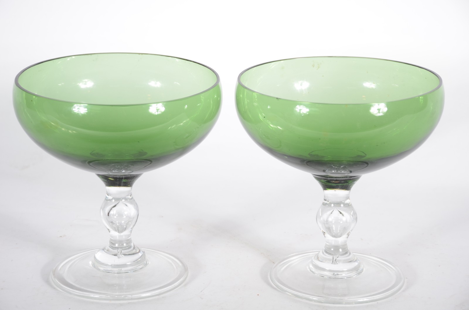 Par de fruteiras de vidro verde. Uma delas com mínimo bicado. - foto 1 de 3
