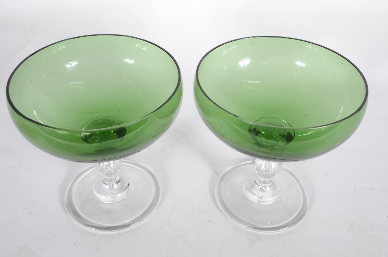Par de fruteiras de vidro verde. Uma delas com mínimo bicado. - foto 2 de 3