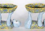 Par de fruteiras de porcelana chinesa policroma... - Par de fruteiras de porcelana chinesa policromada representando "macaquinhos" sustentando bowls.