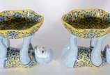 Par de fruteiras de porcelana chinesa policroma... - Par de fruteiras de porcelana chinesa policromada representando "macaquinhos" sustentando bowls.