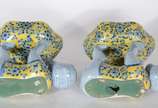 Par de fruteiras de porcelana chinesa policroma... - Par de fruteiras de porcelana chinesa policromada representando "macaquinhos" sustentando bowls.
