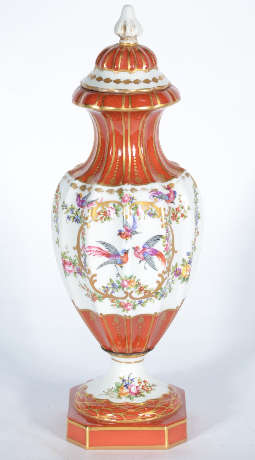 Potiche de porcelana alemã, decoração com guirlandas florais em... - foto 1 de 7