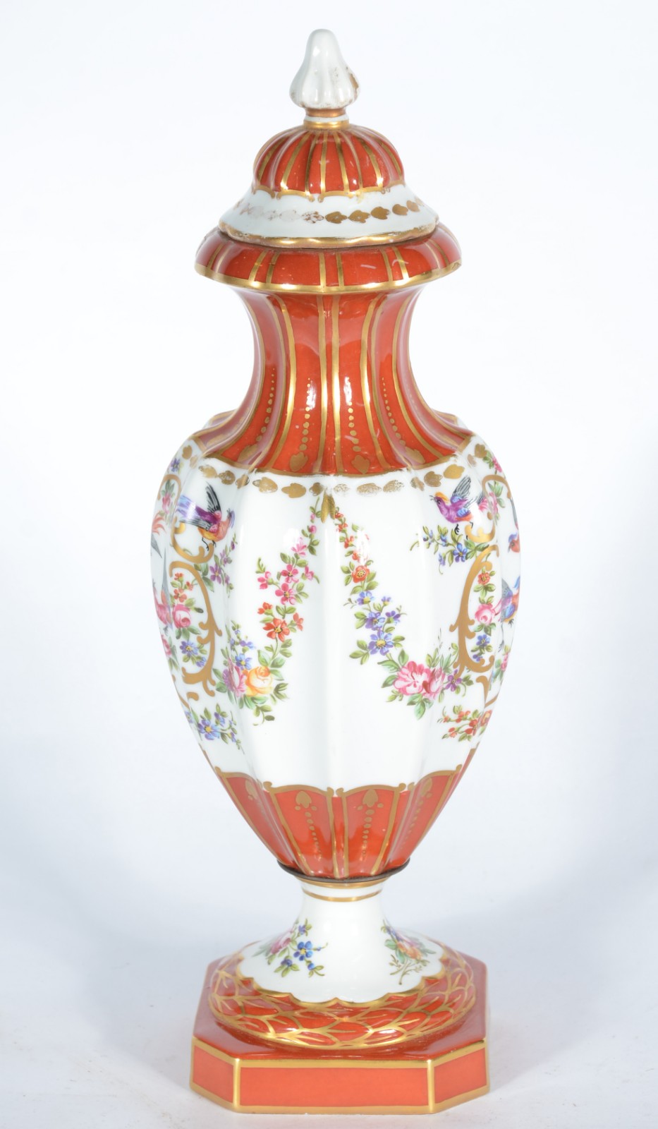 Potiche de porcelana alemã, decoração com guirlandas florais em... - foto 2 de 7