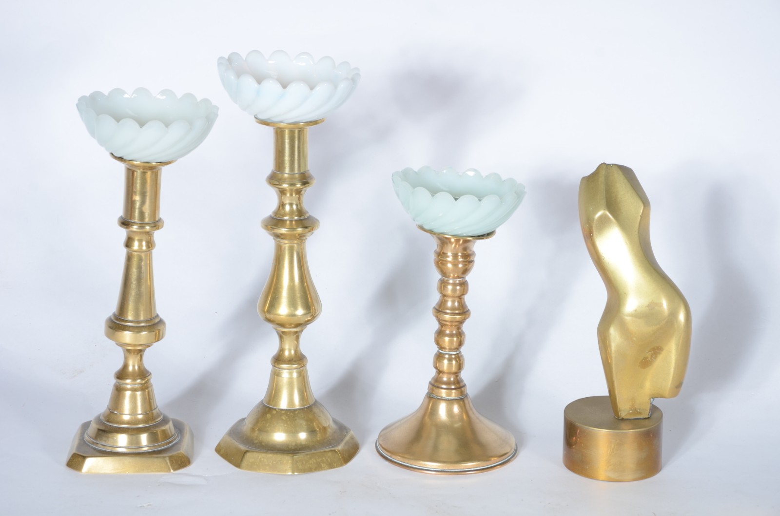 Diversas peças, sendo: 3 castiçais de metal dourado e bobeches de... - foto 1 de 6