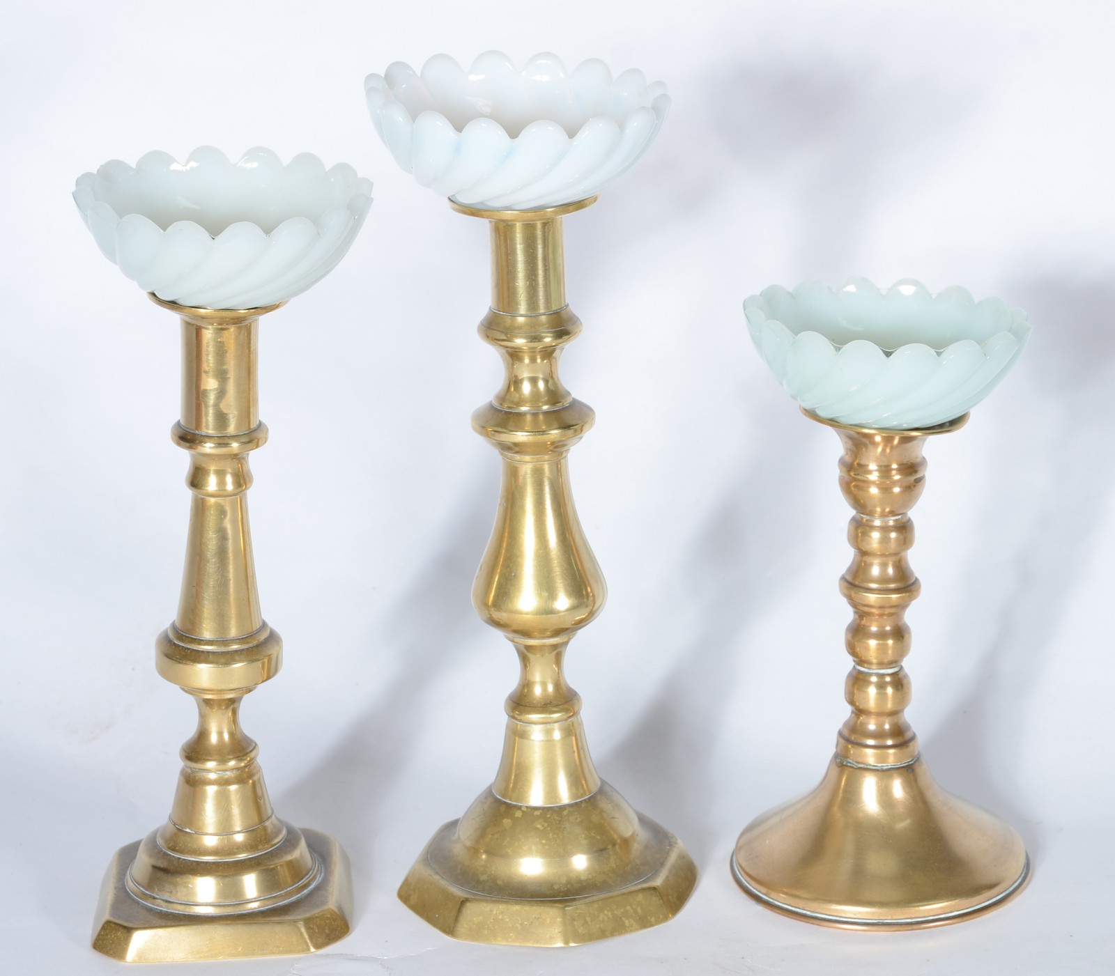 Diversas peças, sendo: 3 castiçais de metal dourado e bobeches de... - foto 2 de 6