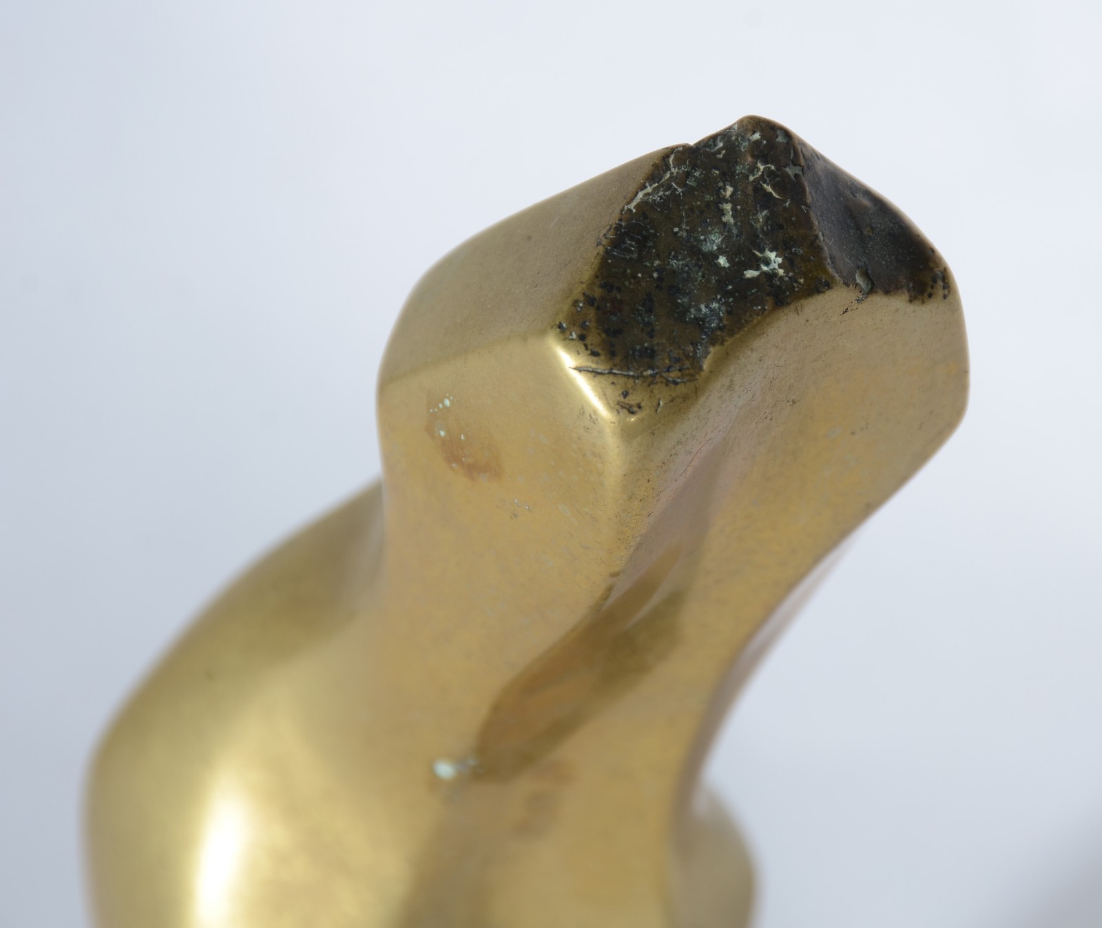 Diversas peças, sendo: 3 castiçais de metal dourado e bobeches de... - foto 6 de 6