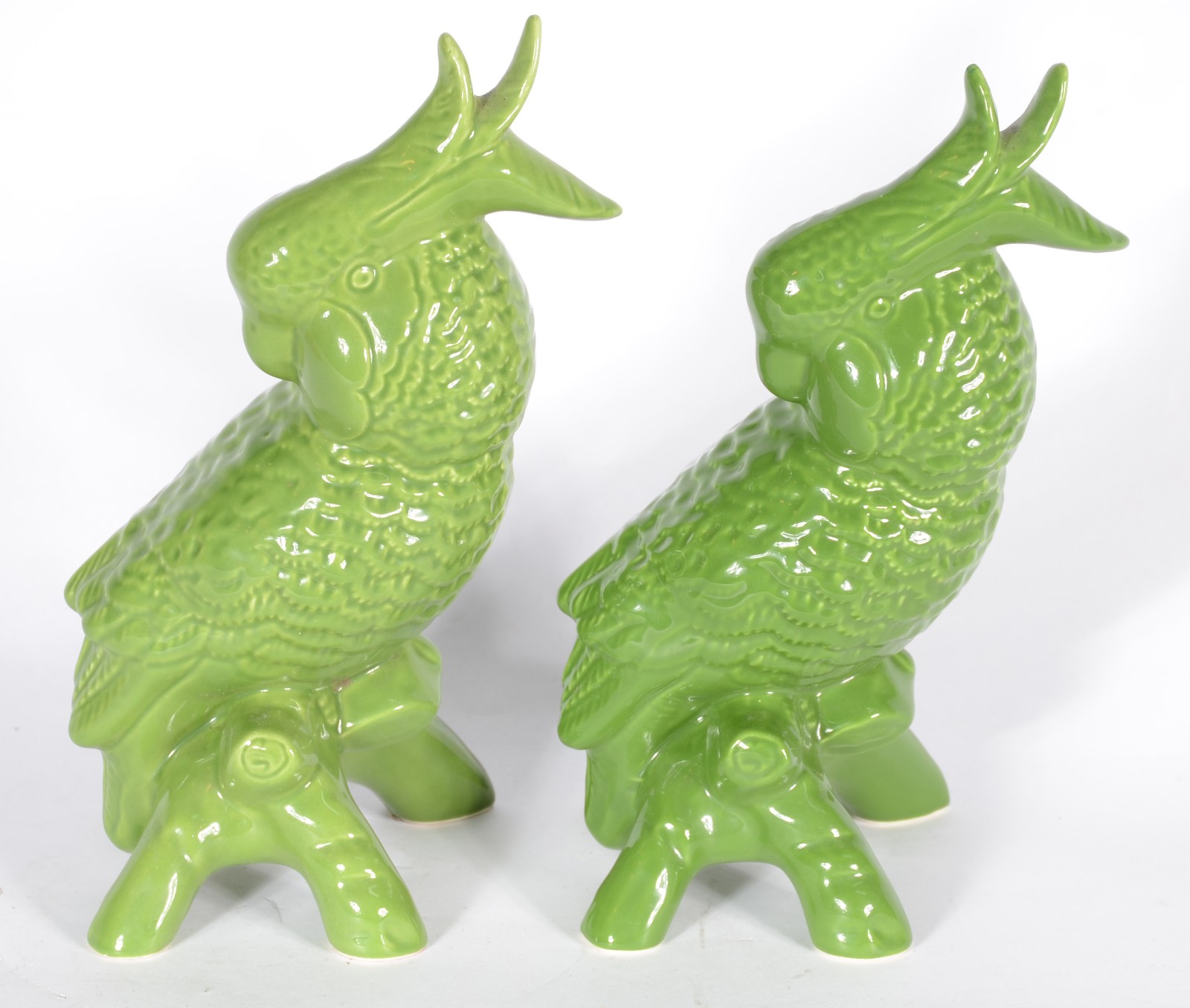 Par de esculturas de cerâmica representando cacatuas na cor verde. - foto 1 de 7