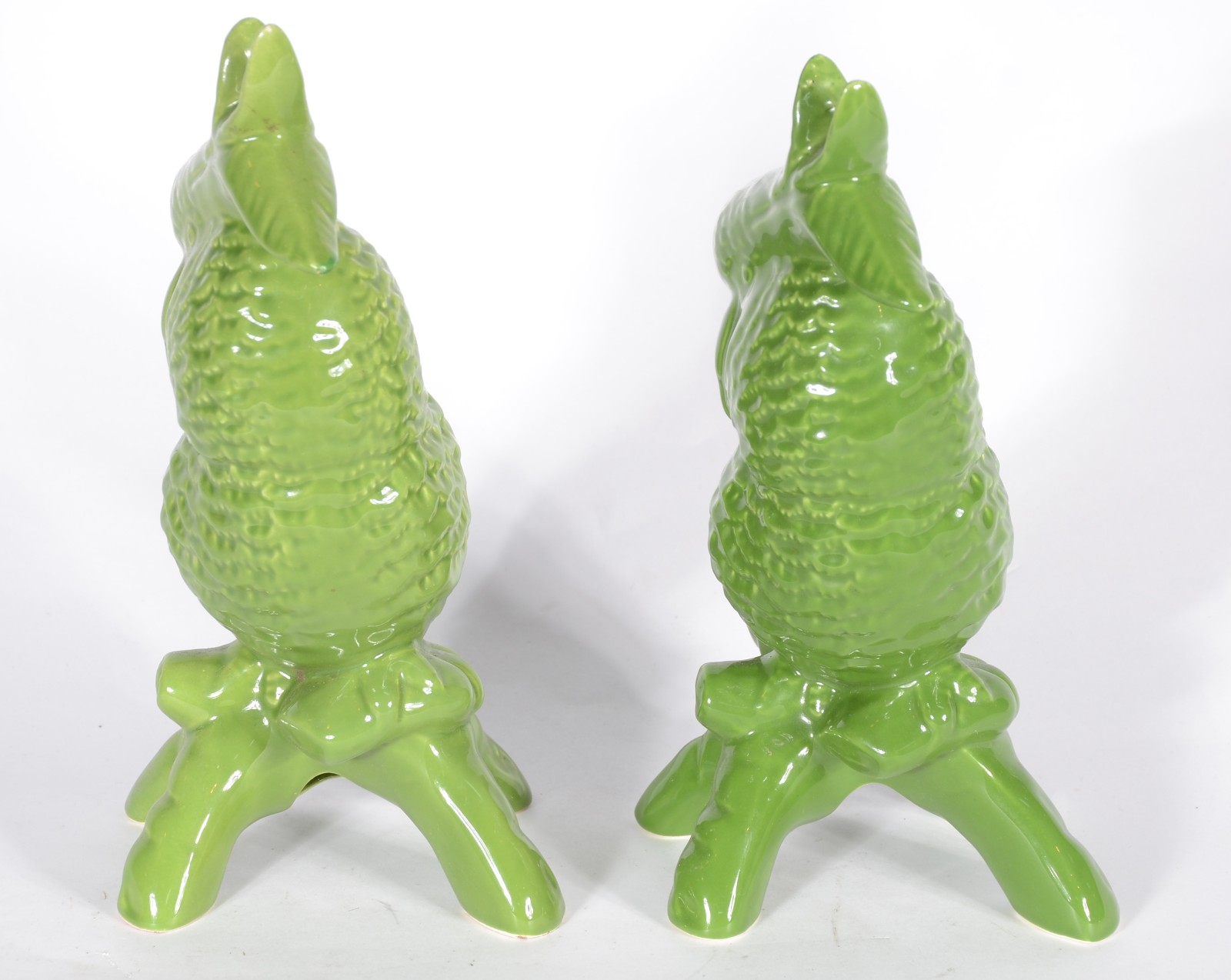 Par de esculturas de cerâmica representando cacatuas na cor verde. - foto 4 de 7