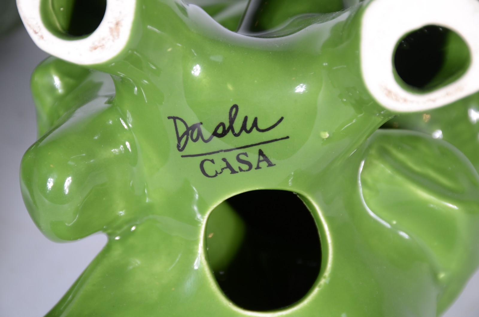 Par de esculturas de cerâmica representando cacatuas na cor verde. - foto 6 de 7