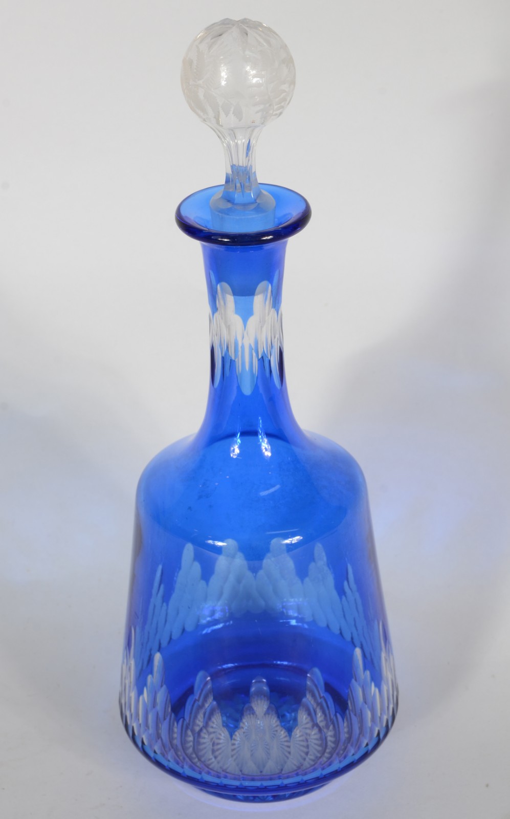 Garrafa de cristal europeu doublé azul lapidado. - foto 2 de 5