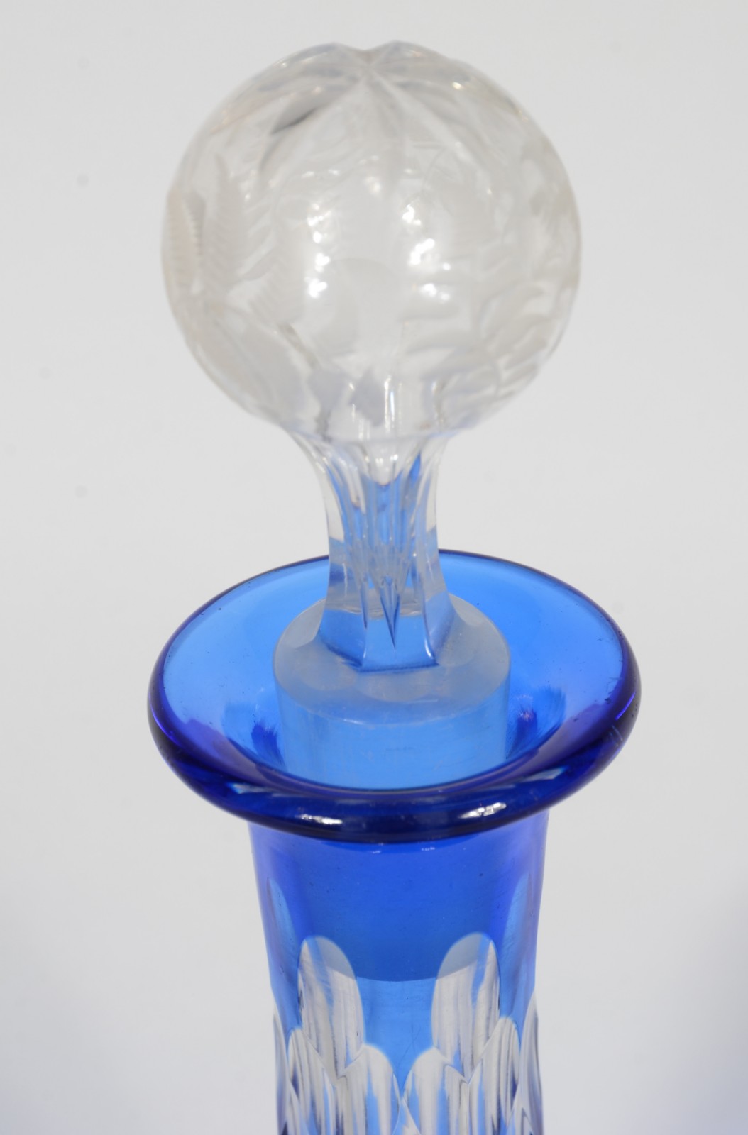 Garrafa de cristal europeu doublé azul lapidado. - foto 3 de 5