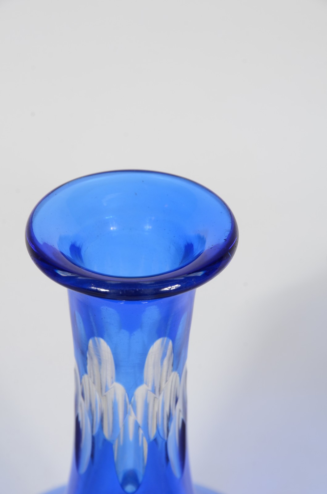 Garrafa de cristal europeu doublé azul lapidado. - foto 4 de 5