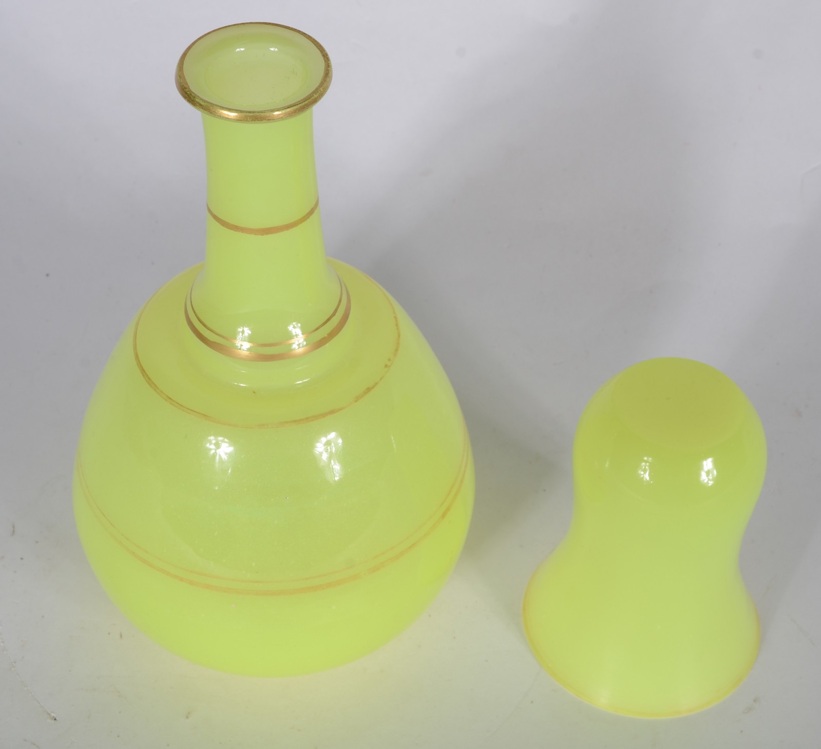 Verre d'eau de opalina francesa verde com frisos dourados. - foto 2 de 4