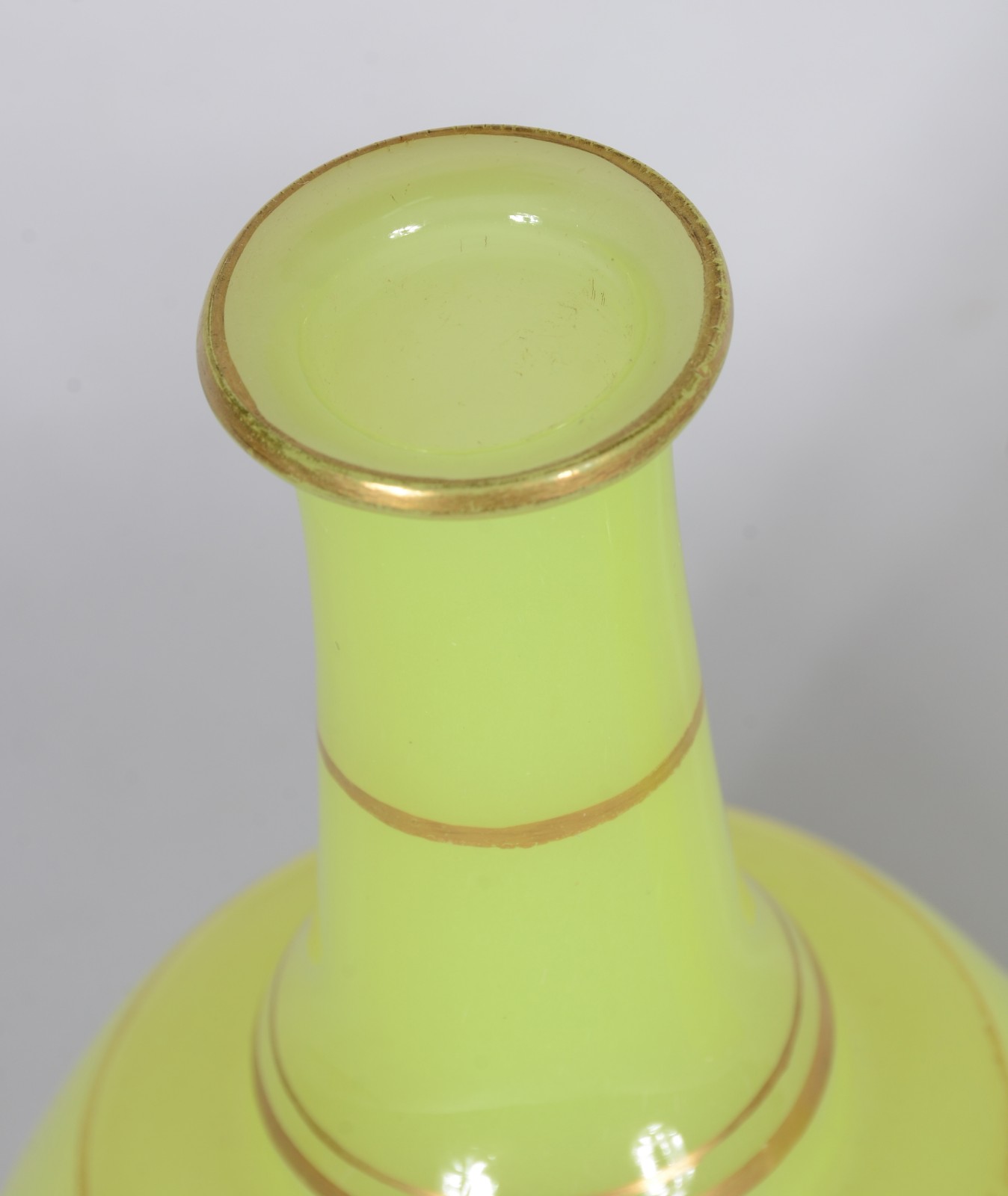 Verre d'eau de opalina francesa verde com frisos dourados. - foto 3 de 4