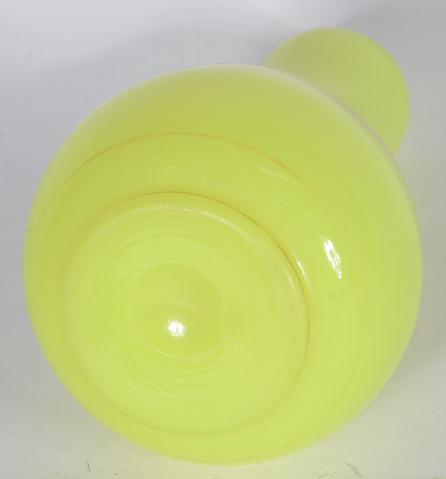 Verre d'eau de opalina francesa verde com frisos dourados. - foto 4 de 4