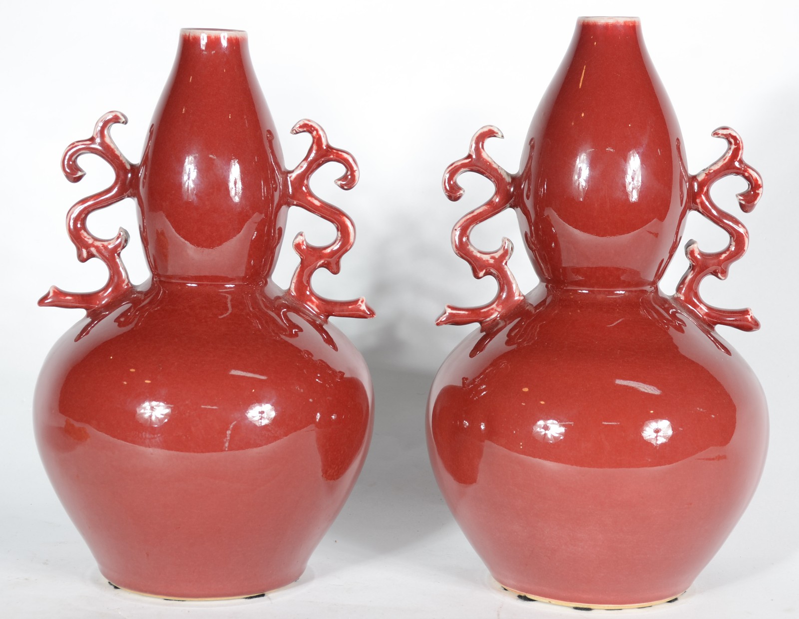 Par de vasos de porcelana chinesa "sangue de boi", pegas laterais em... - foto 1 de 4