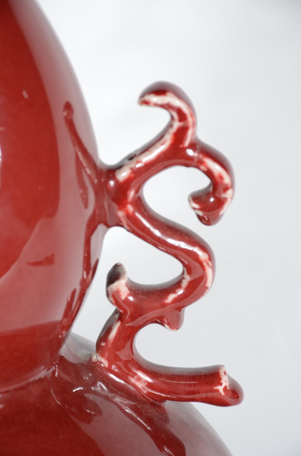 Par de vasos de porcelana chinesa "sangue de boi", pegas laterais em... - foto 2 de 4