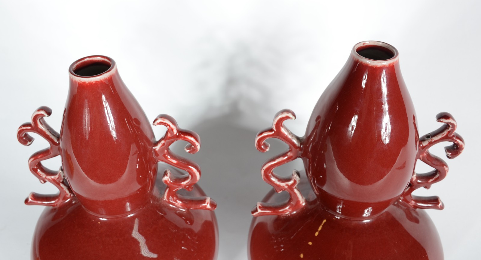 Par de vasos de porcelana chinesa "sangue de boi", pegas laterais em... - foto 3 de 4