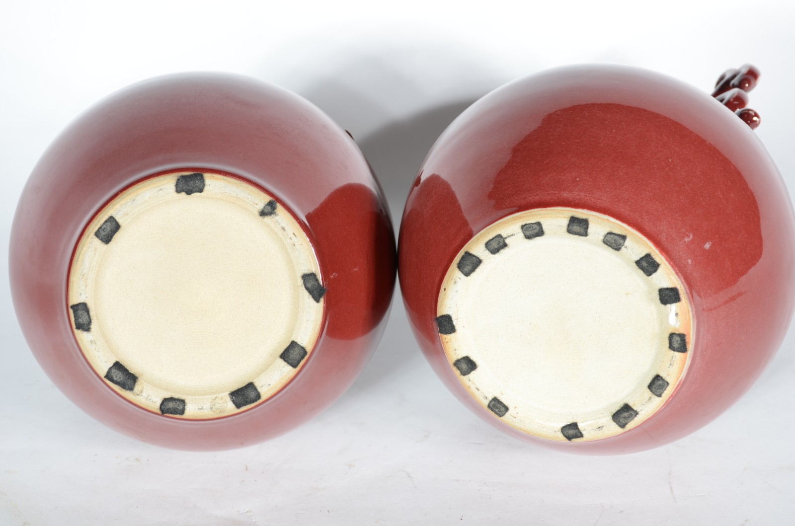 Par de vasos de porcelana chinesa "sangue de boi", pegas laterais em... - foto 4 de 4
