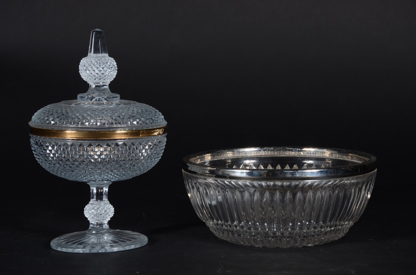 Duas peças de cristal lapidado, sendo: fruteira com borda de metal... - foto 2 de 4
