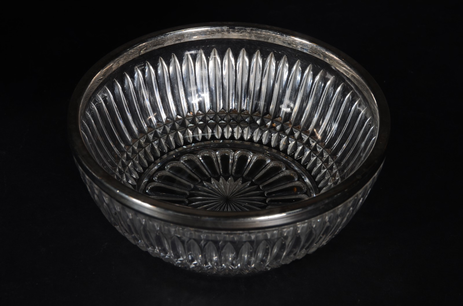 Duas peças de cristal lapidado, sendo: fruteira com borda de metal... - foto 4 de 4
