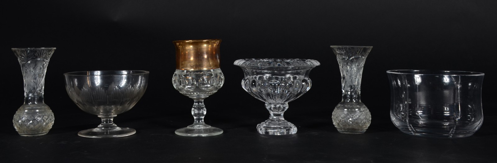 Seis peças diversas de cristal, sendo duas fruteiras, tres vasos e 1... - foto 1 de 7