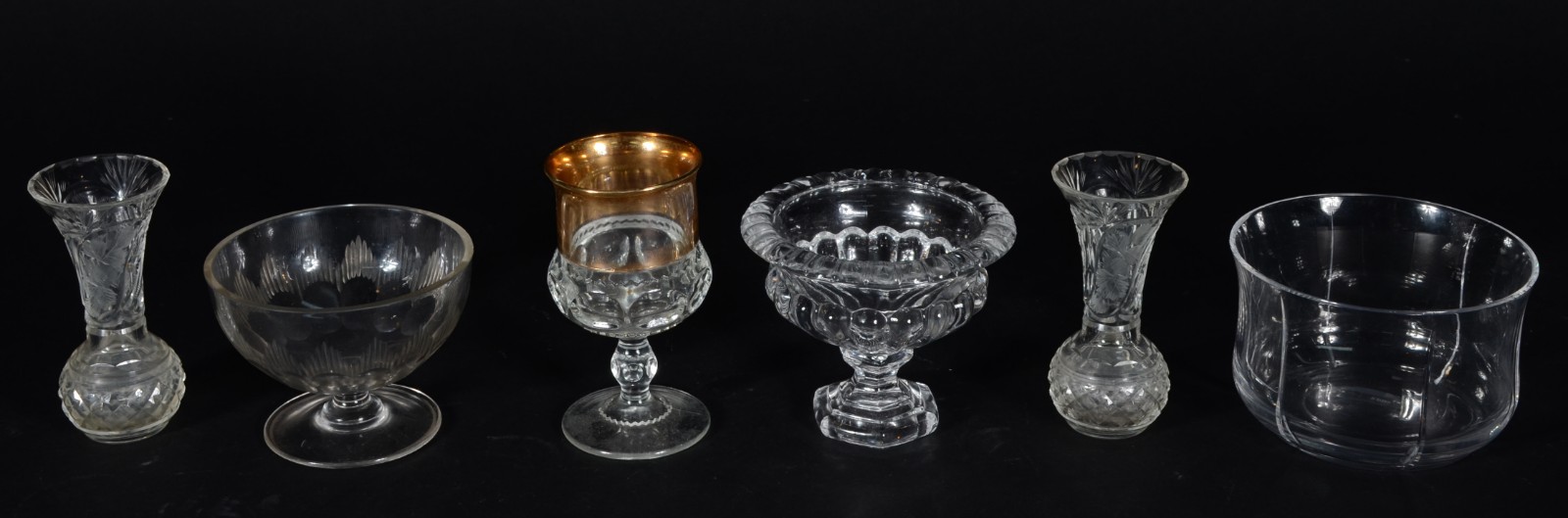 Seis peças diversas de cristal, sendo duas fruteiras, tres vasos e 1... - foto 2 de 7