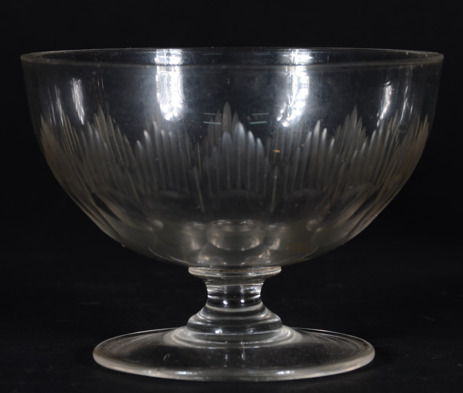Seis peças diversas de cristal, sendo duas fruteiras, tres vasos e 1... - foto 3 de 7