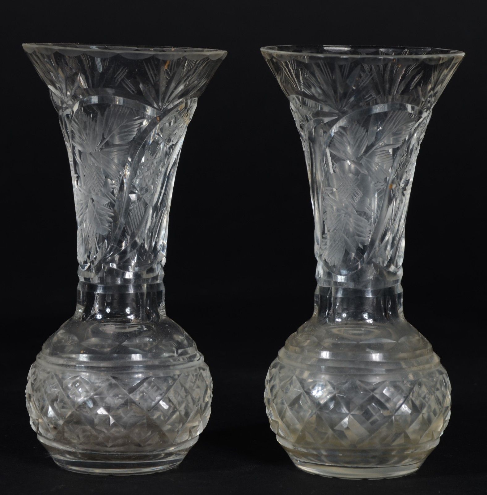 Seis peças diversas de cristal, sendo duas fruteiras, tres vasos e 1... - foto 6 de 7