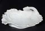 KPM (1831-1971),  - Duas peças de porcelana KPM branca, sendo um porta cartões e um porta petiscos, resquícios de realces dourados.