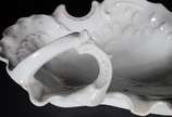 KPM (1831-1971),  - Duas peças de porcelana KPM branca, sendo um porta cartões e um porta petiscos, resquícios de realces dourados.