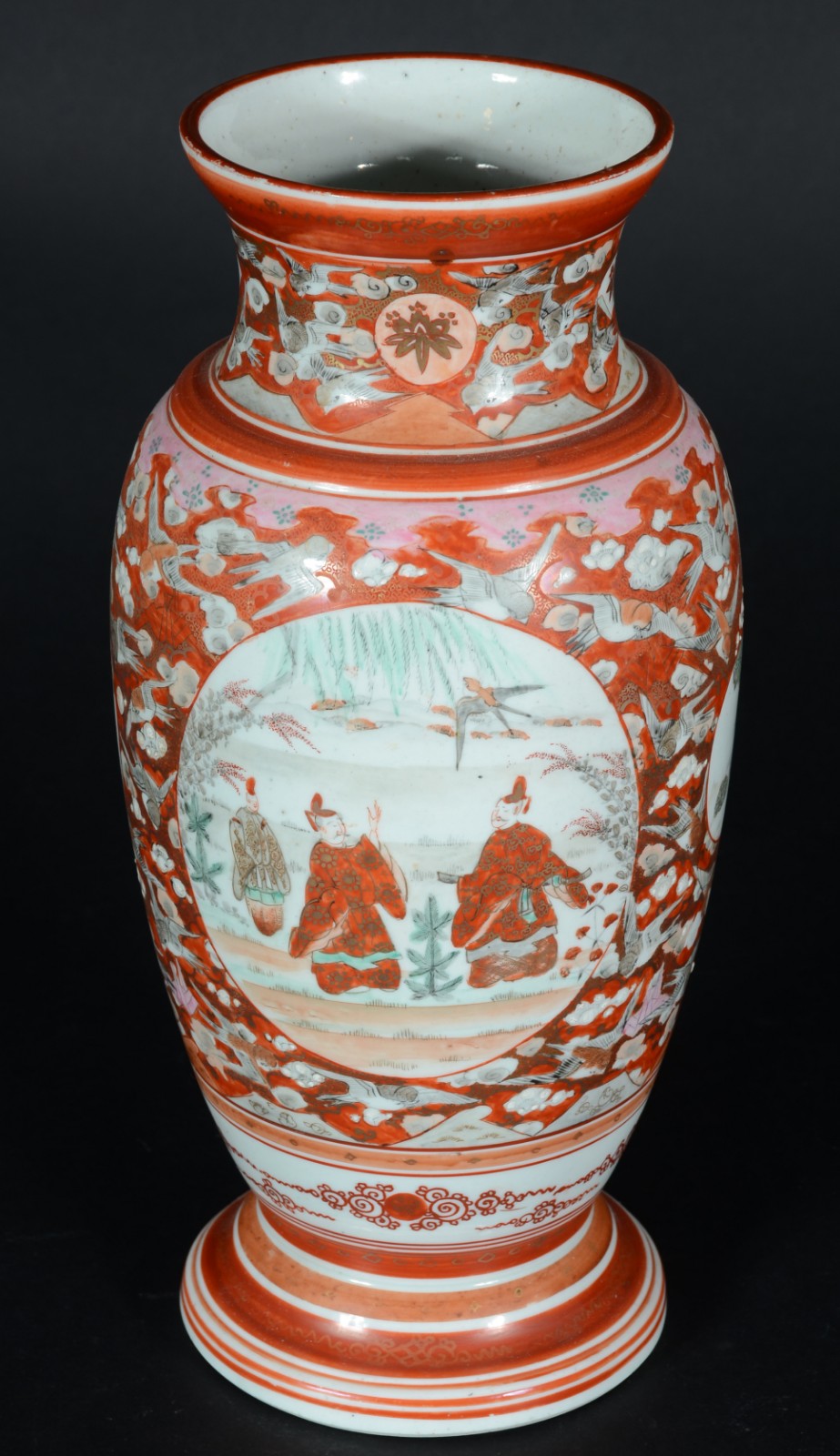 Vaso de porcelana chinesa decorado com figuras de guerreiros em tons... - foto 2 de 5