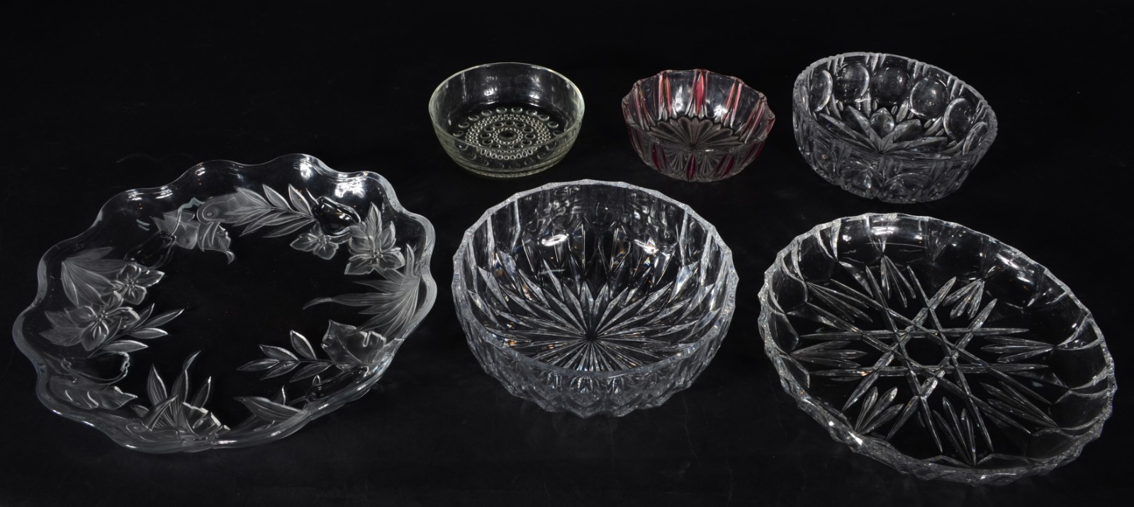 Seis peças de cristal/ vidro, sendo dois pratos e quatro bowls. - foto 1 de 7