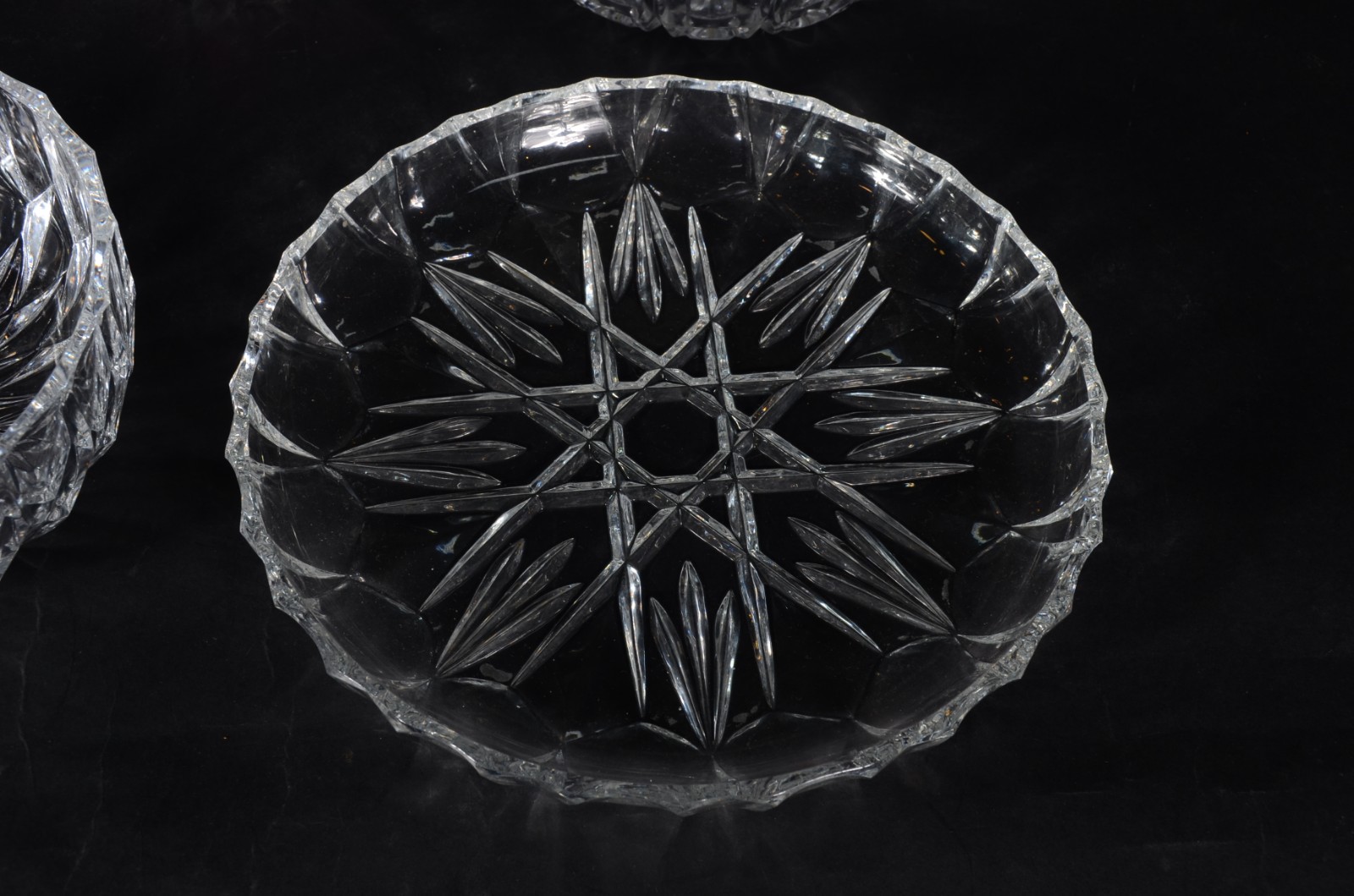 Seis peças de cristal/ vidro, sendo dois pratos e quatro bowls. - foto 2 de 7