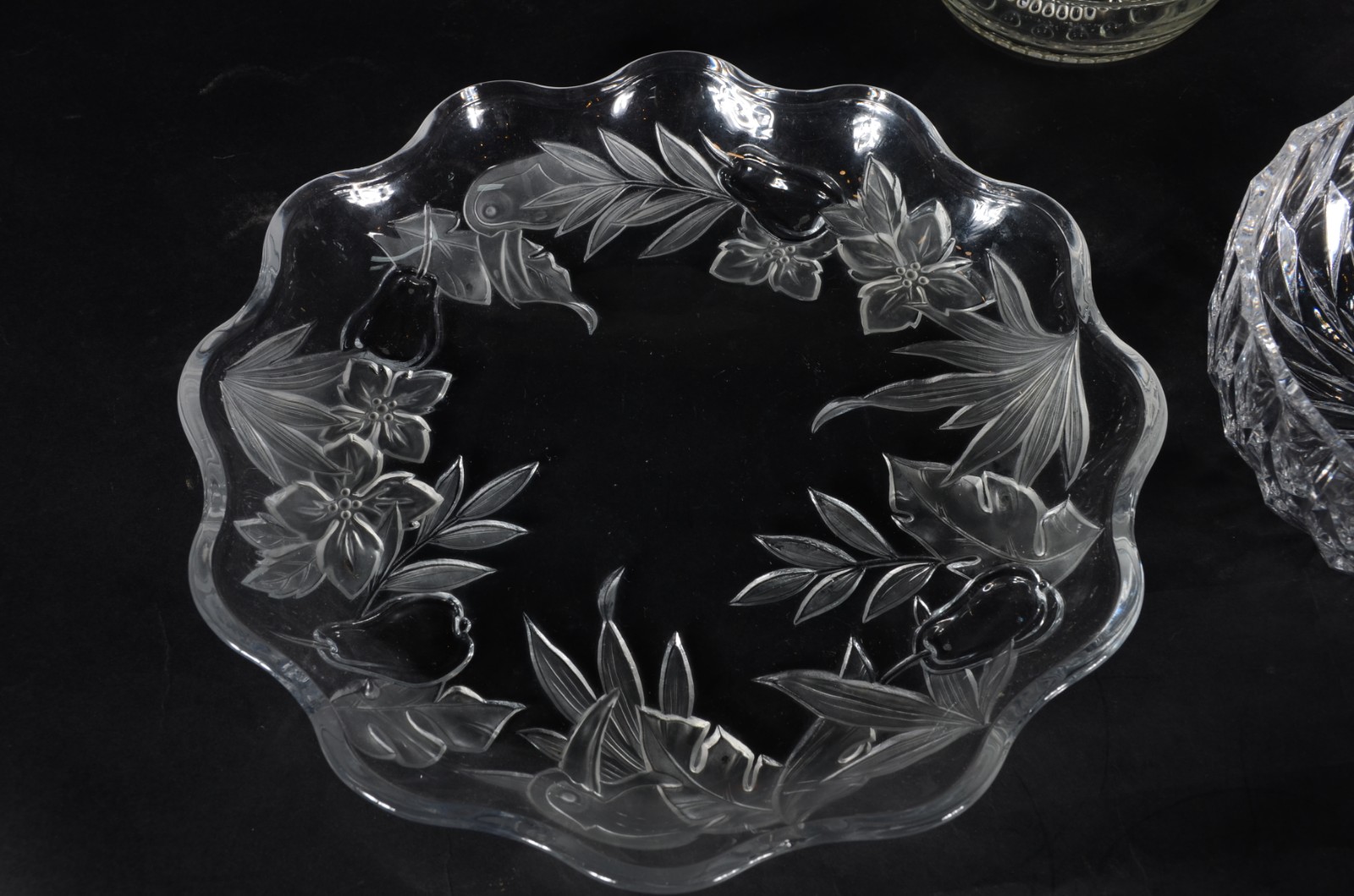 Seis peças de cristal/ vidro, sendo dois pratos e quatro bowls. - foto 3 de 7